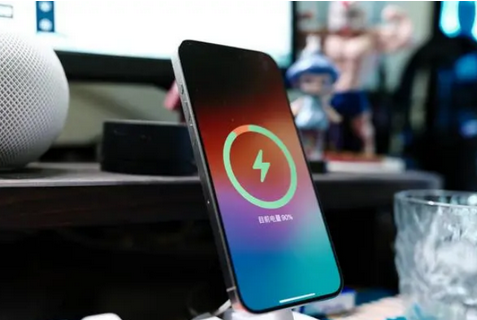 贵池苹果15换屏服务分享用什么充电器给iPhone15充电更好 